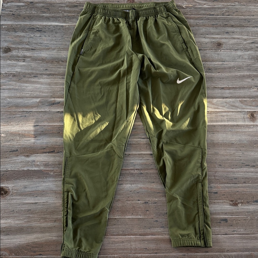 Nike Unlimited Dri-Fit Zippered cuff versatile joggers